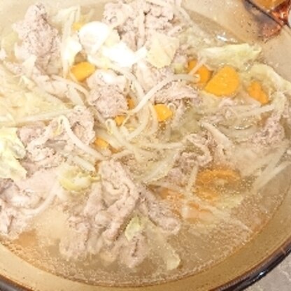 こんにちは(^-^)
夕食に、人参ともやしも足して作りました！ 夏でも鍋はとても美味しいですね♪
また作らせていただきます⭐